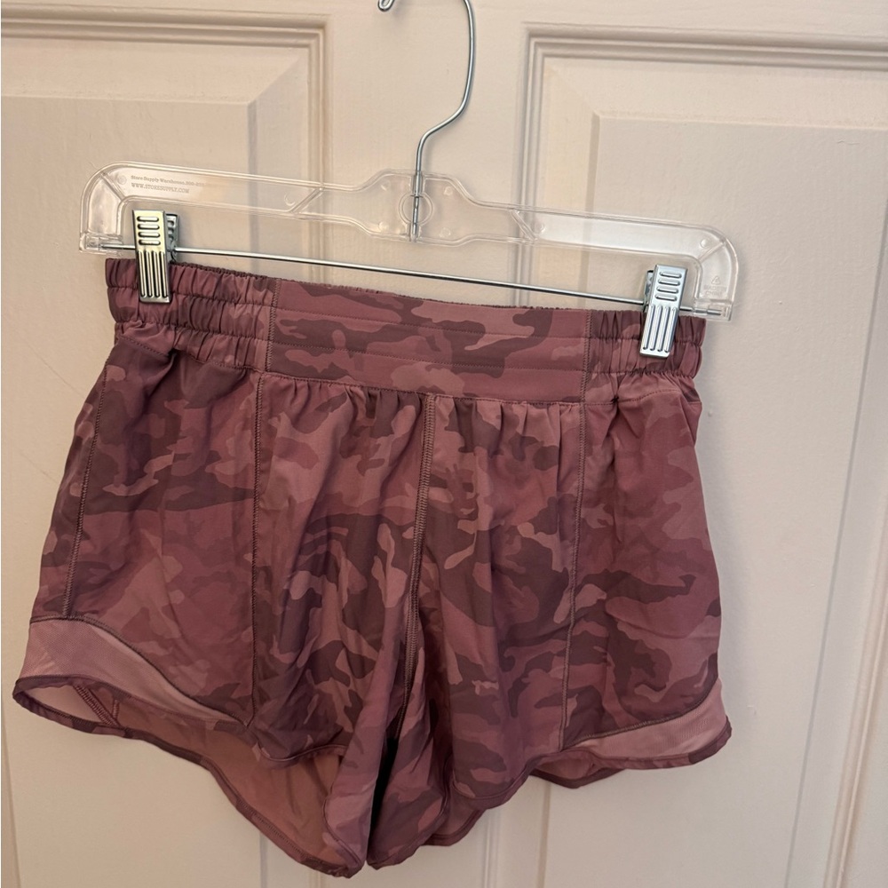 Lululemon hotty hot camo pink shorts size 6, 4 inch